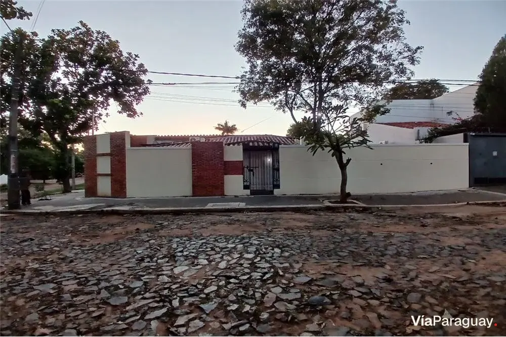 Casa à venda em esquina em Las Lomas, Assunção