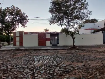 Casa à venda em esquina em Las Lomas, Assunção