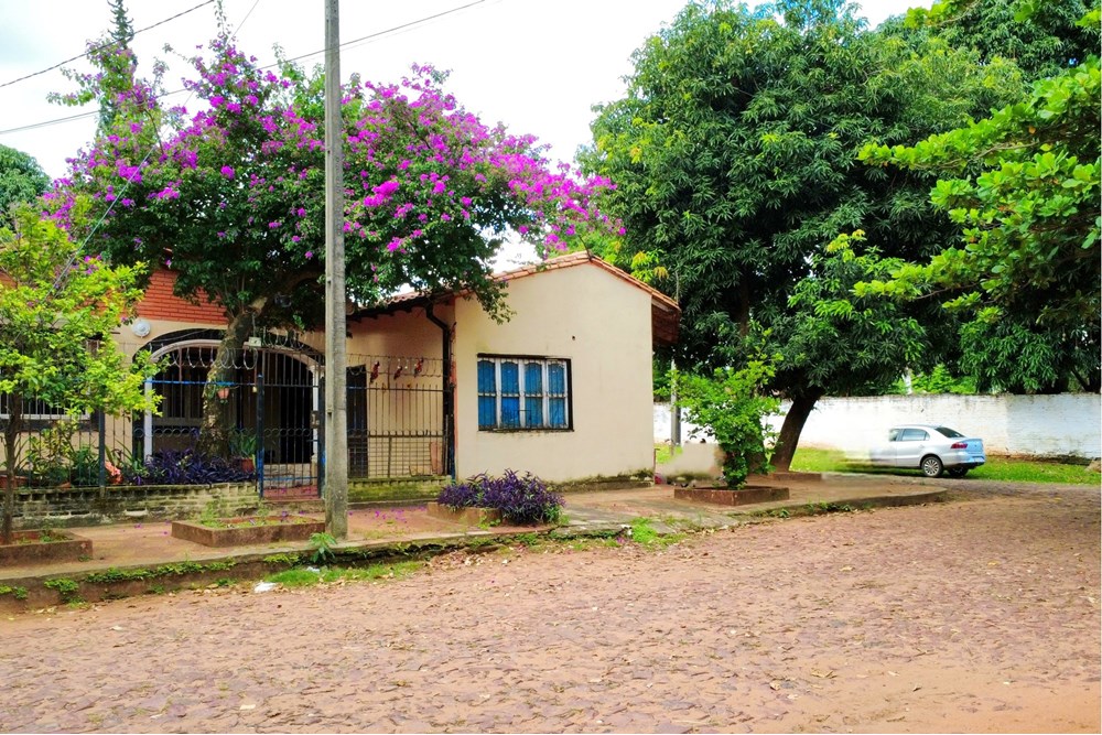 Casa à venda em esquina em Pa'i Ñu, Ñemby