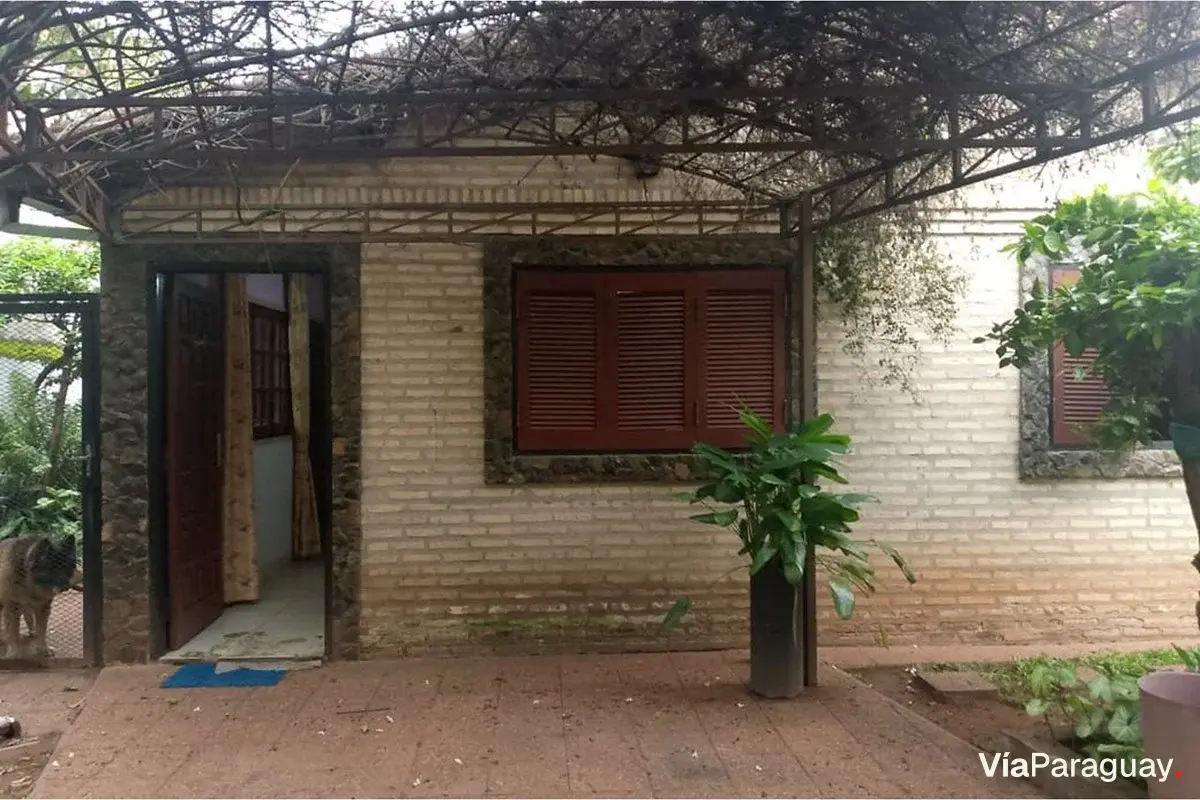 Corner house for sale in San Cristóbal, Asunción