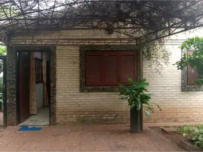 Corner house for sale in San Cristóbal, Asunción