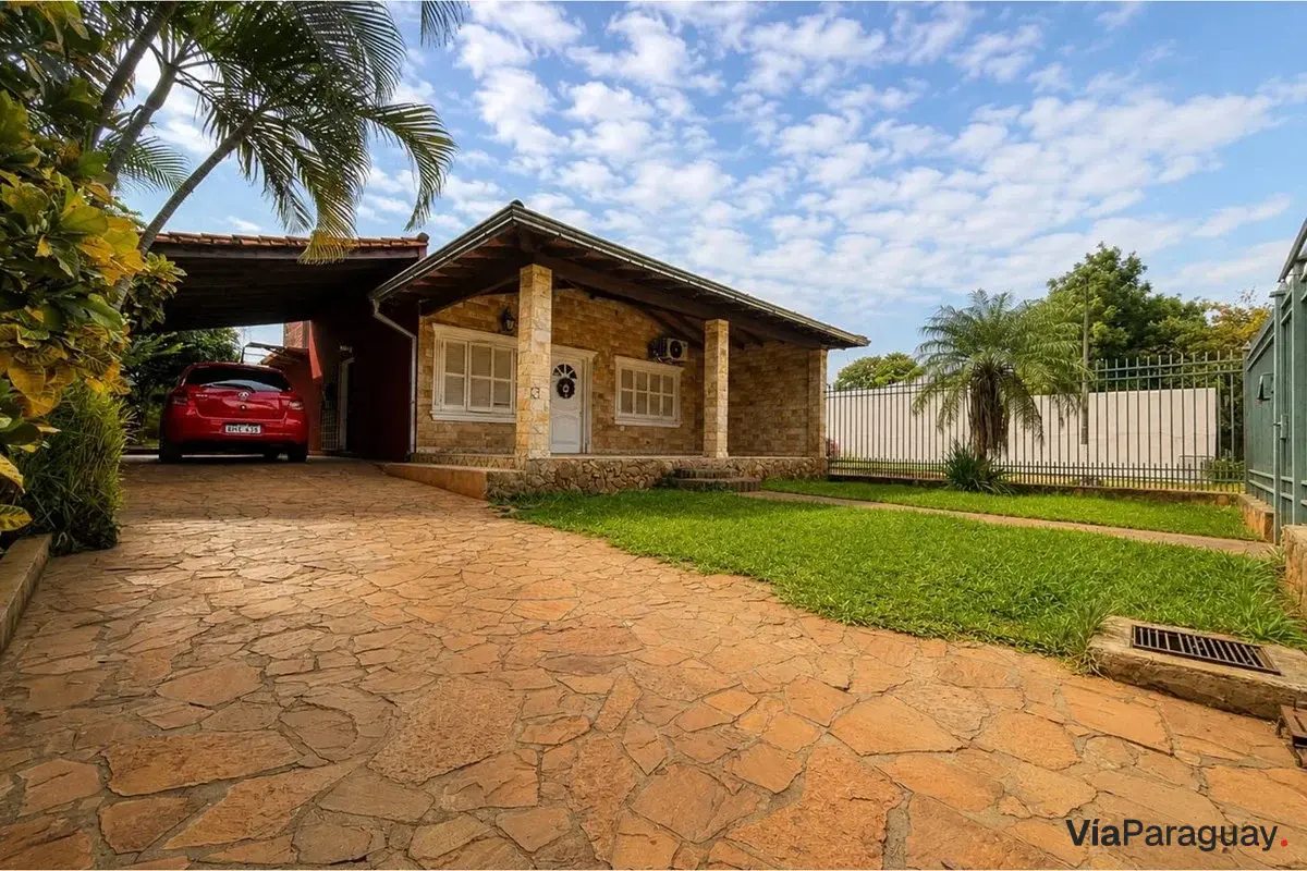 House for sale on corner opposite Colegio Kuarahy, Ñemby