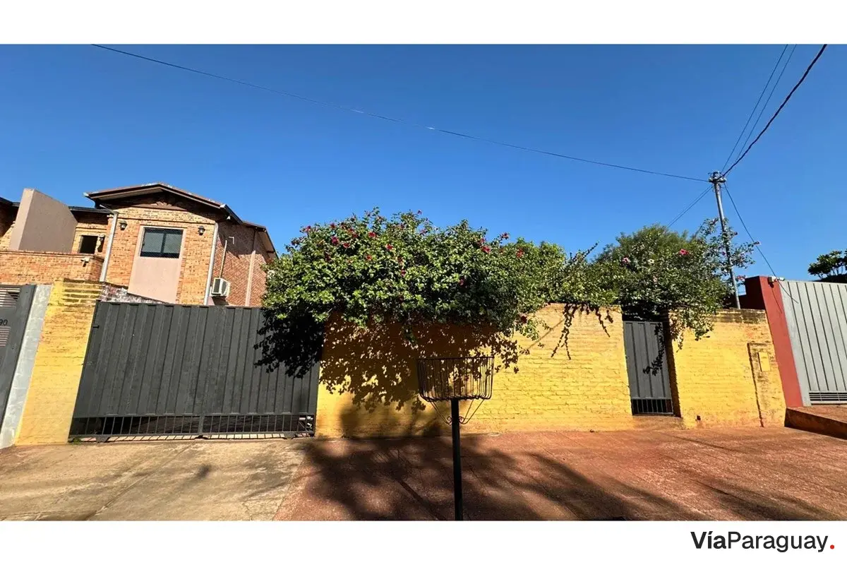 Casa à venda em Fernando de la Mora com jardim e garagem