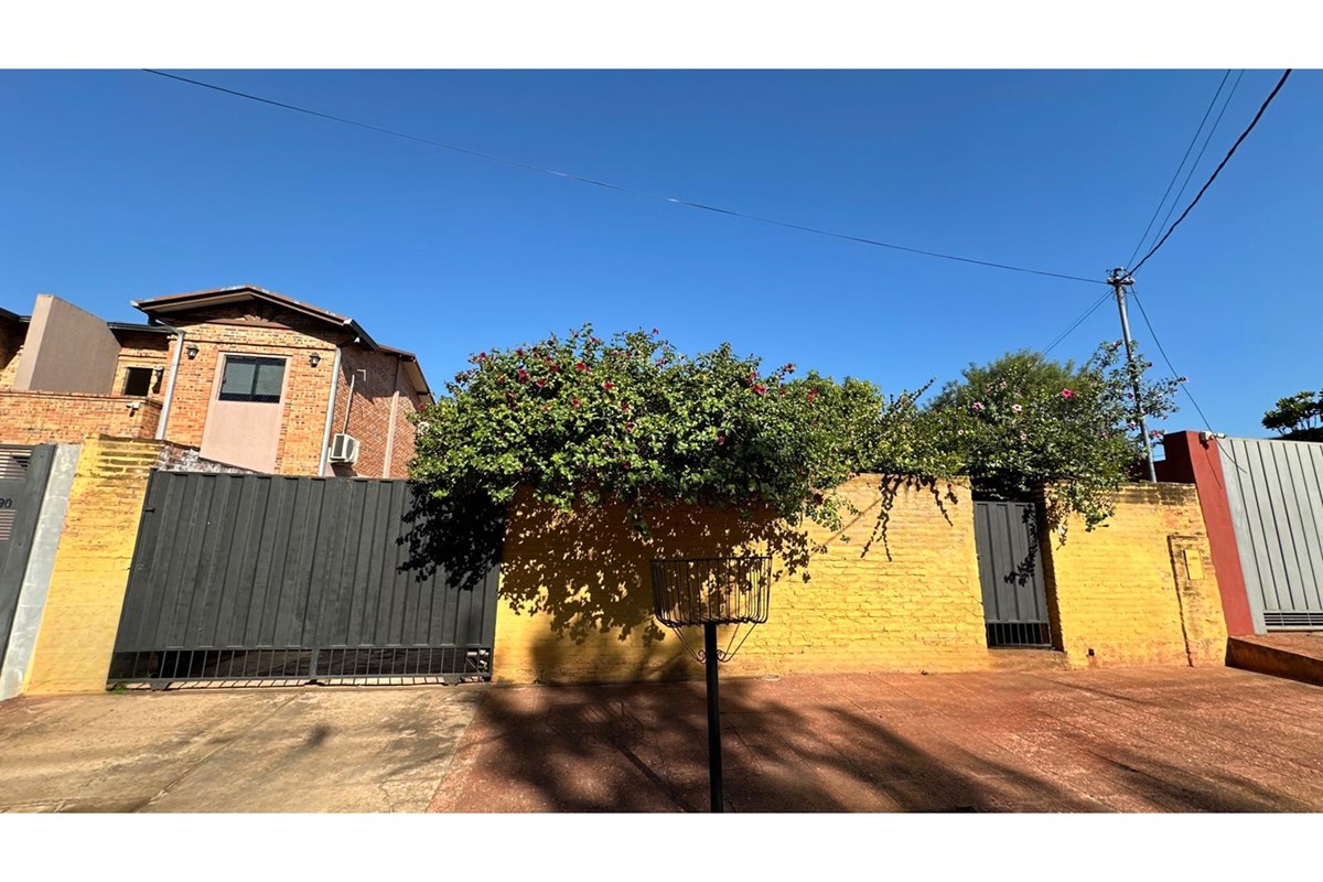 Casa en venta en Fernando de la Mora con jardín y garaje
