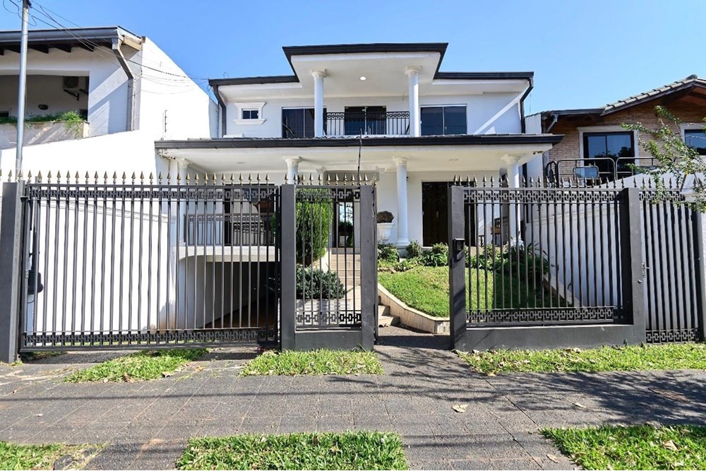 House for sale in Fernando de la Mora, Laguna Sati