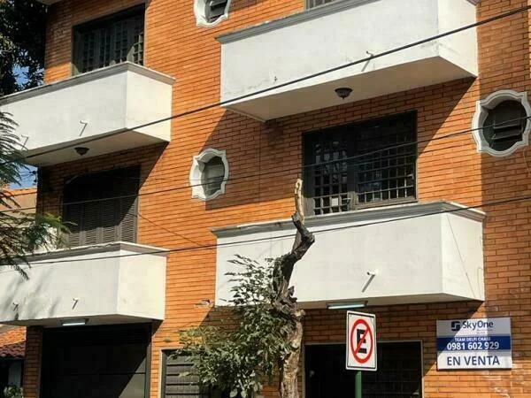 Casa en venta en Gral. Díaz, Asunción — 3 niveles, apta para oficinas o vivienda
