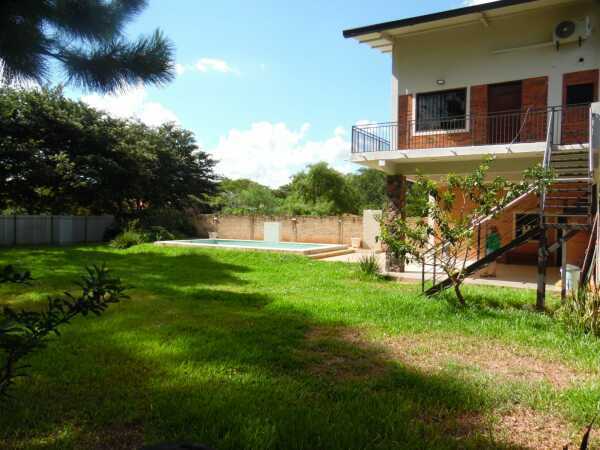 Casa à venda em Guarambaré com piscina e churrasqueira