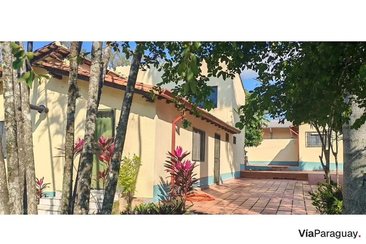 Casa à venda em Itacurubí de la Cordillera com três casas