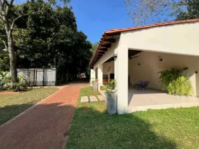 Casa en venta en Itauguá — 900 m² terreno, 4 dormitorios