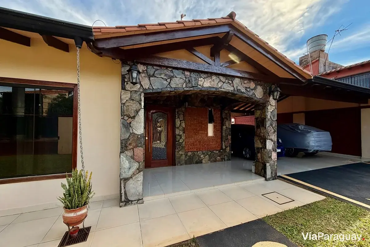 Casa à venda em Itauguá com piscina e quincho