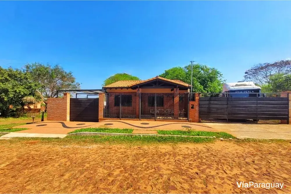 Casa en venta en Itauguá con piscina y quincho