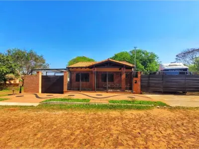 Casa en venta en Itauguá con piscina y quincho
