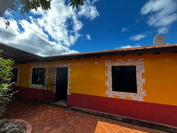 Casa à venda em Itauguá com terreno de 690 m²