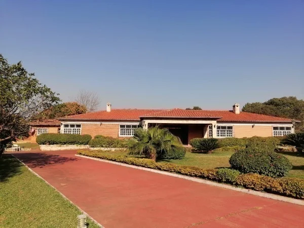 Casa en venta en Itauguá sobre ruta — 1.000 m² construidos y piscina