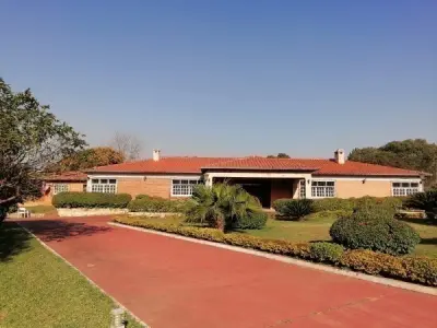 Casa en venta en Itauguá sobre ruta — 1.000 m² construidos y piscina