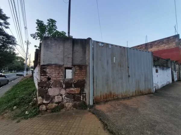 House for Sale in Lambaré – 405 m² Corner Plot on Main Avenue