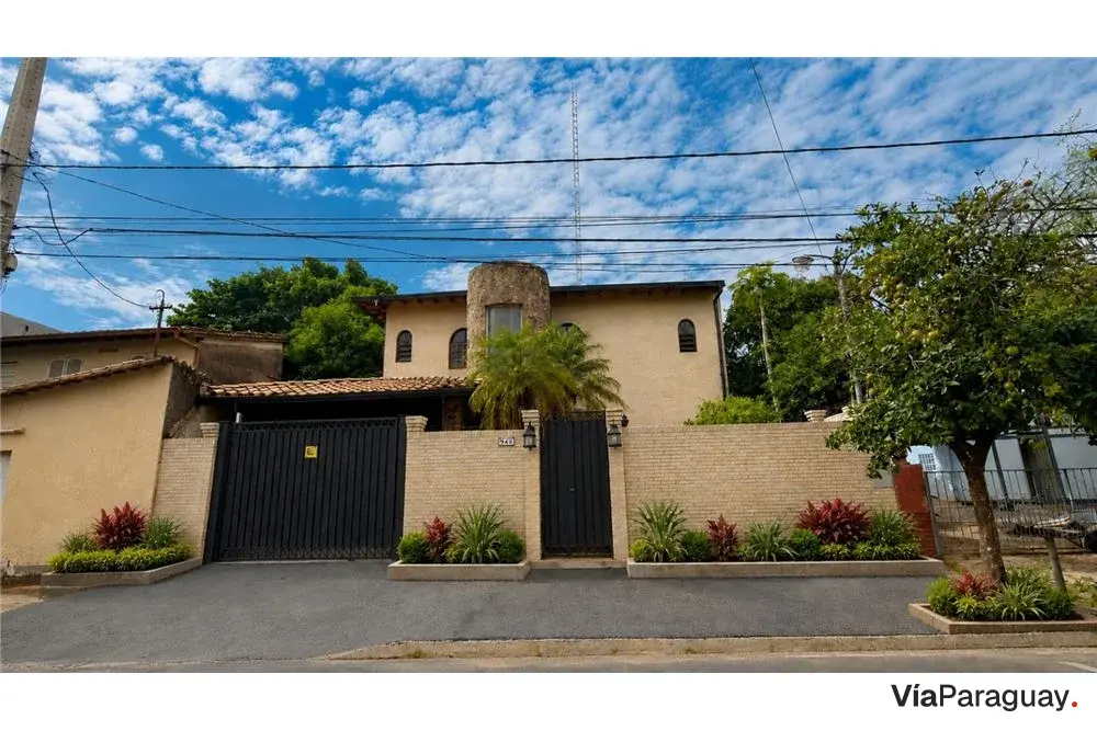 Casa à venda em Lambaré com 4 dormitórios e 3 vagas