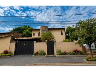 Casa à venda em Lambaré com 4 dormitórios e 3 vagas