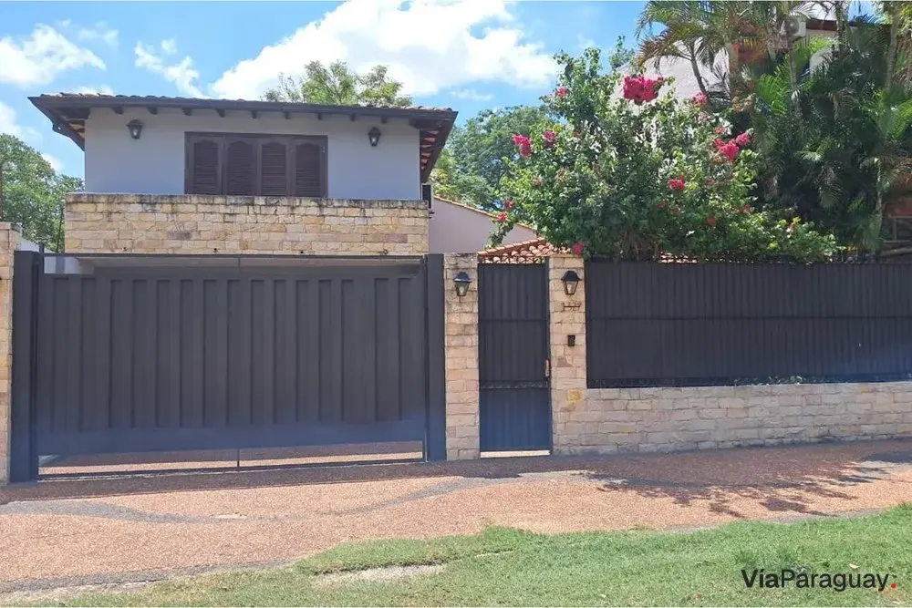 Casa en venta en Lambaré con 4 dormitorios y quincho