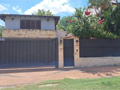 Casa en venta en Lambaré con 4 dormitorios y quincho