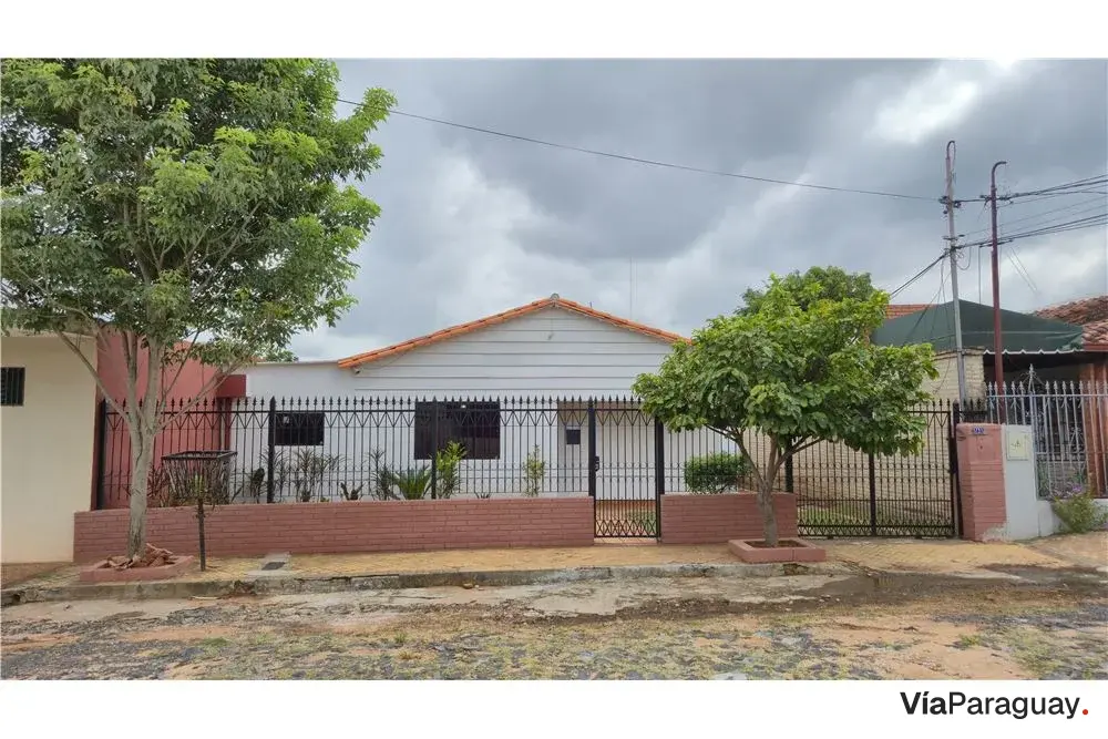 Casa en venta en Lambaré con 4 dormitorios y quincho