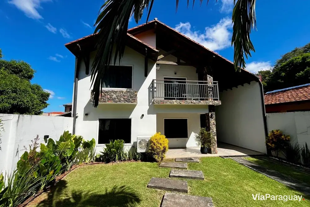 Casa en venta en Lambaré con 5 dormitorios