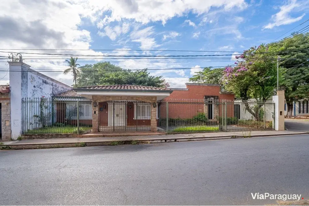 Casa à venda em Lambaré com duas casas independentes