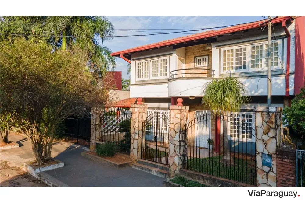House for sale in Lambaré with pool and BBQ area