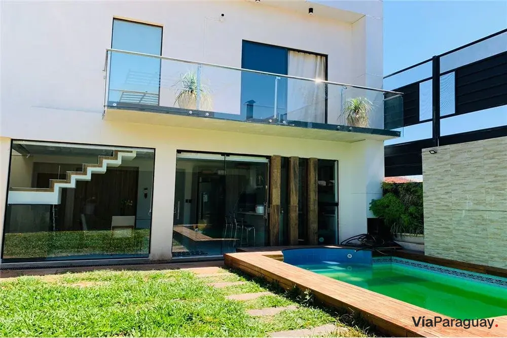 Casa en venta en Lambaré con piscina y quincho