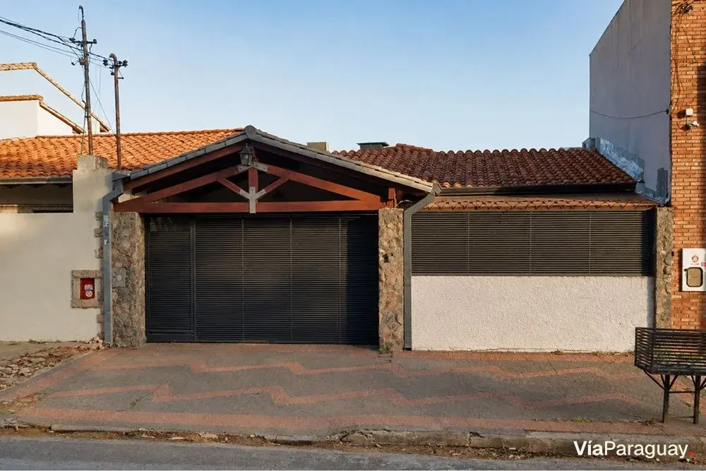 Casa en venta en Lambaré con salida a dos avenidas