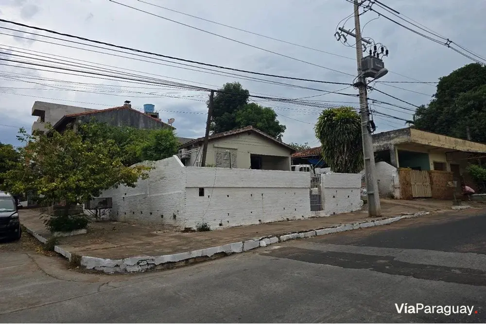 House for sale in Lambaré with commercial space and apartment