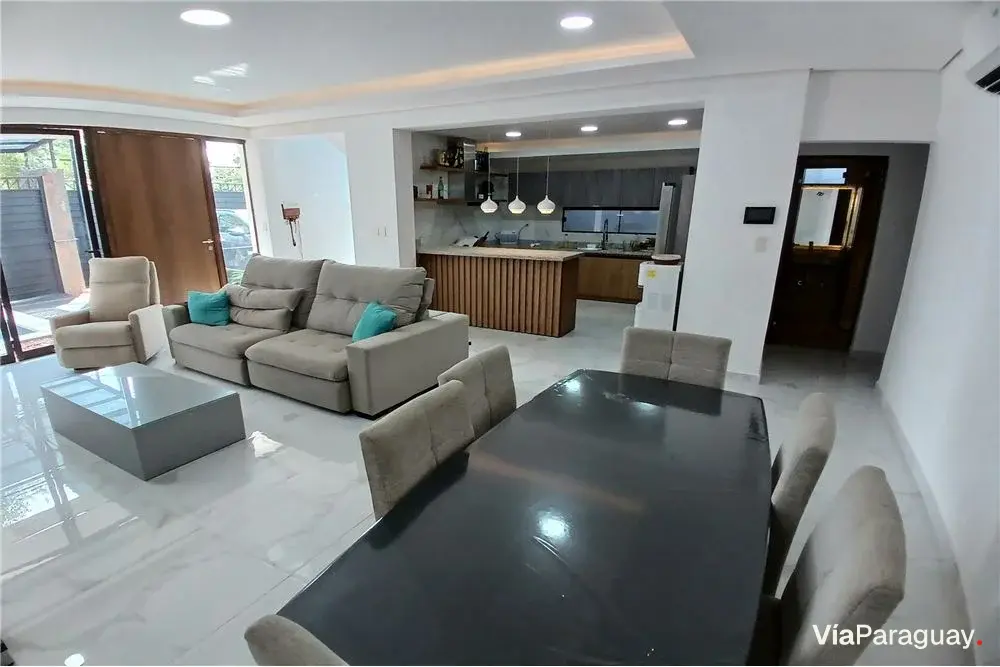 Casa à venda em Lambaré, região da Prefeitura