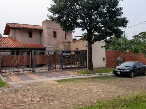 Casa à venda em Lambaré, próxima ao Hospital del Corazón
