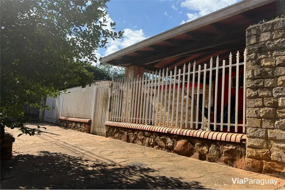 Casa en venta en Laurelty, Luque