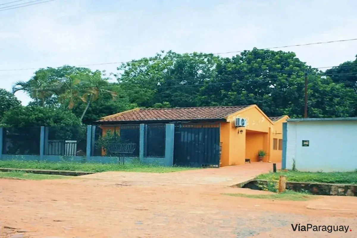 Casa en venta en Laurelty, Luque: 4 dormitorios