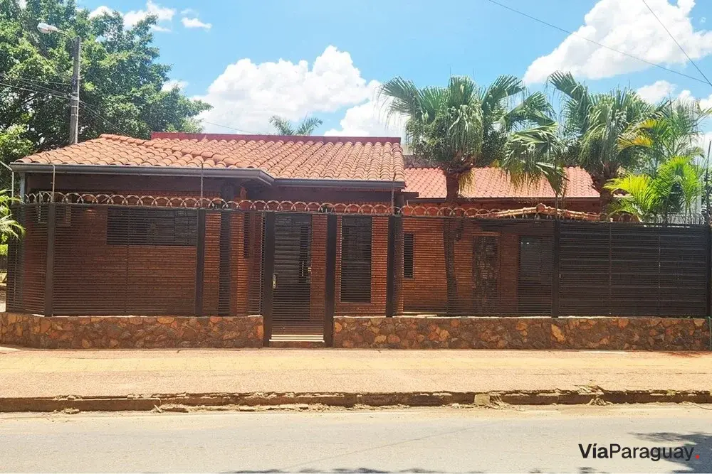 Casa en venta en Laurelty, Luque, con chalet independiente