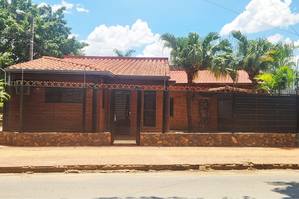 Casa à venda em Laurelty, Luque, com chalé independente