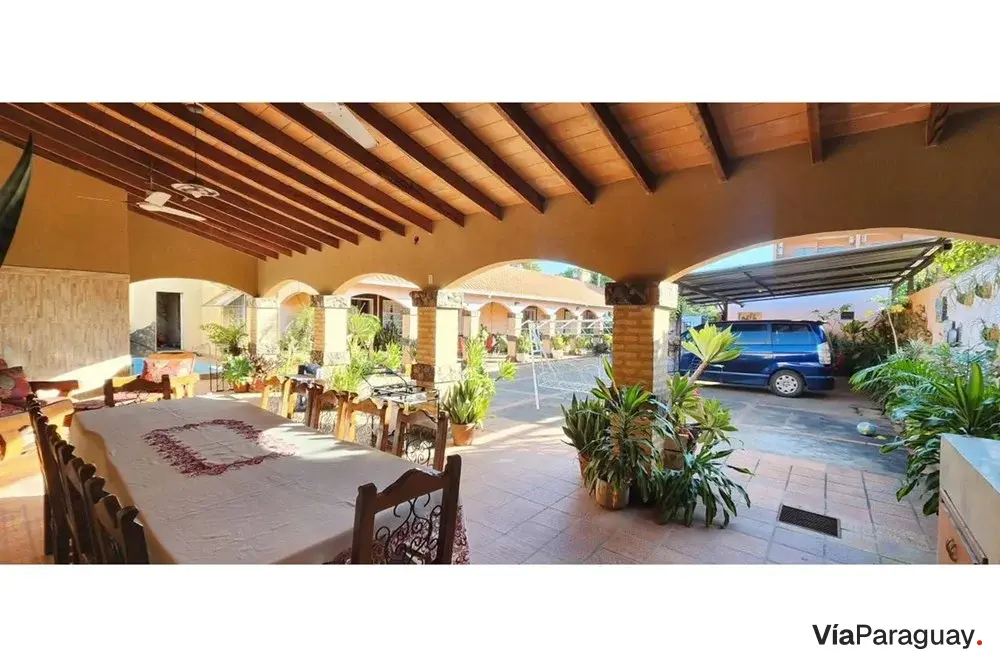 Casa à venda em Laurelty, Luque, com piscina e quincho