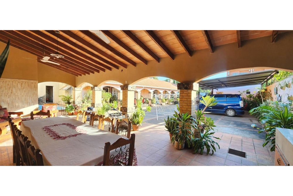 Casa en venta en Laurelty, Luque, con piscina y quincho