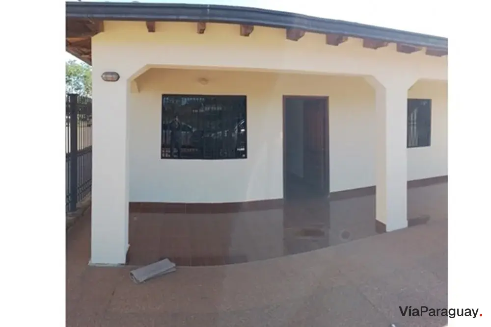 Casa à venda em Limpio com jardim e quincho