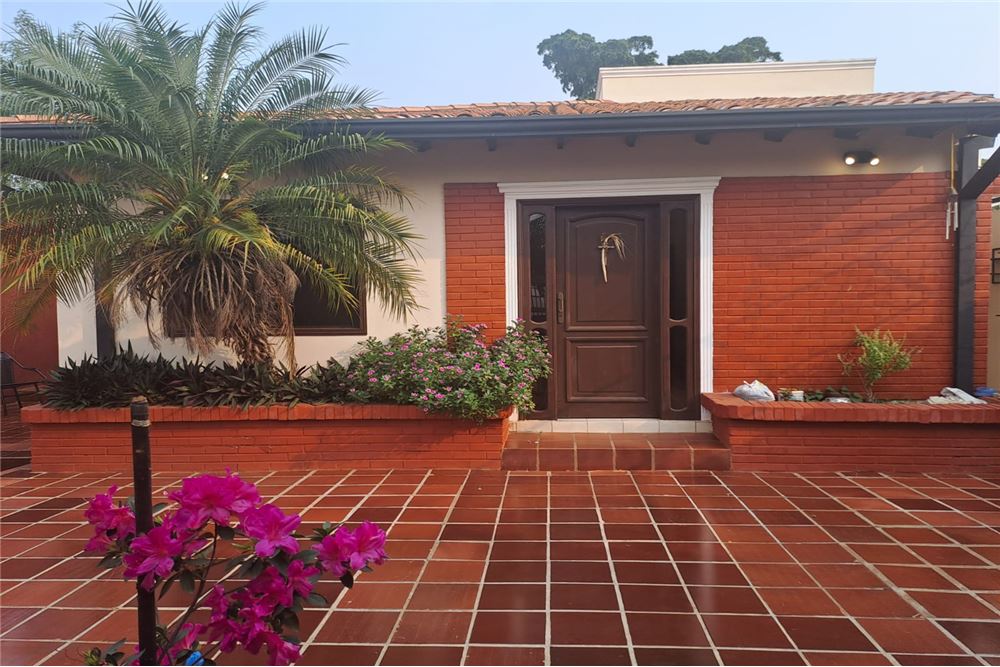 House for sale in Loma Merlo, Luque