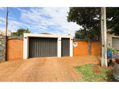 Casa à venda em Los Laureles, Assunção