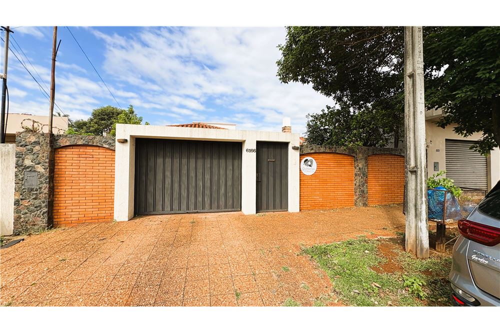 Casa à venda em Los Laureles, Assunção