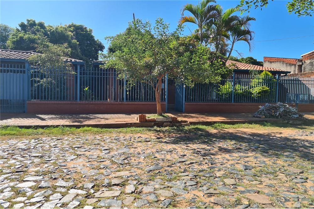 Casa à venda em Los Laureles, Assunção