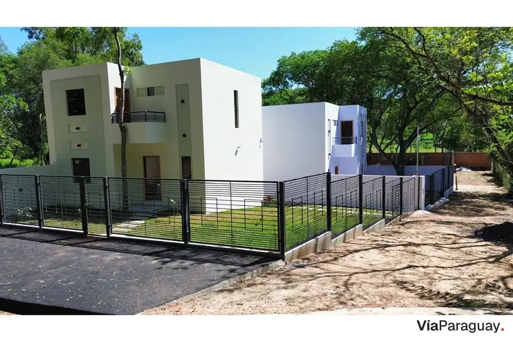 Casa à venda em Luque com 3 dormitórios e piscina