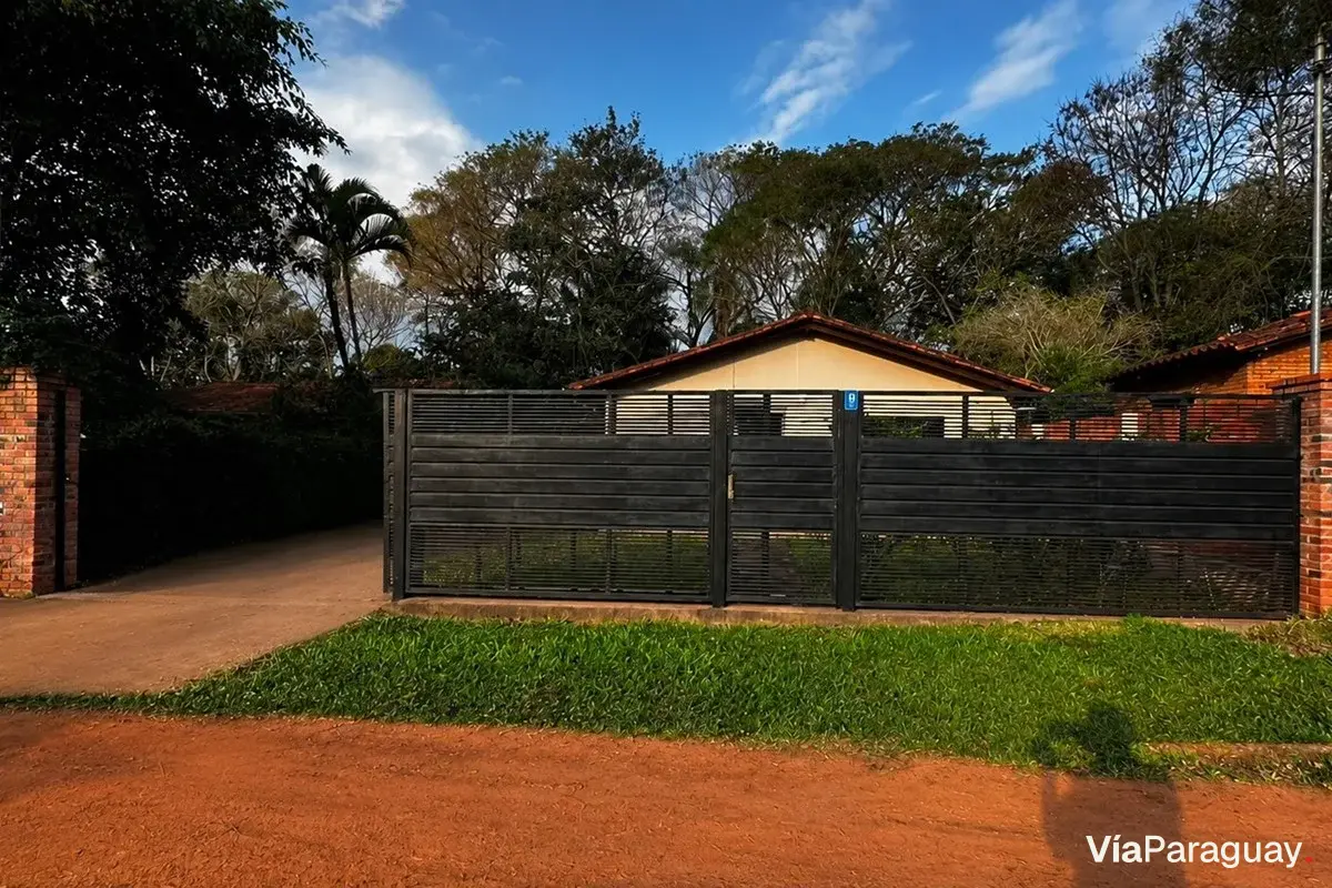 Casa à venda em Luque com amplo terreno