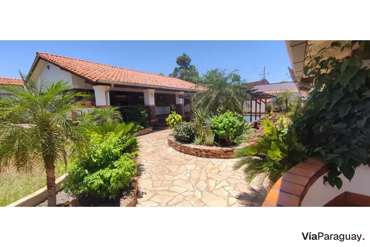 Casa en venta en Luque con casa de huéspedes y piscina