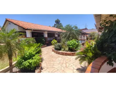 Casa en venta en Luque con casa de huéspedes y piscina