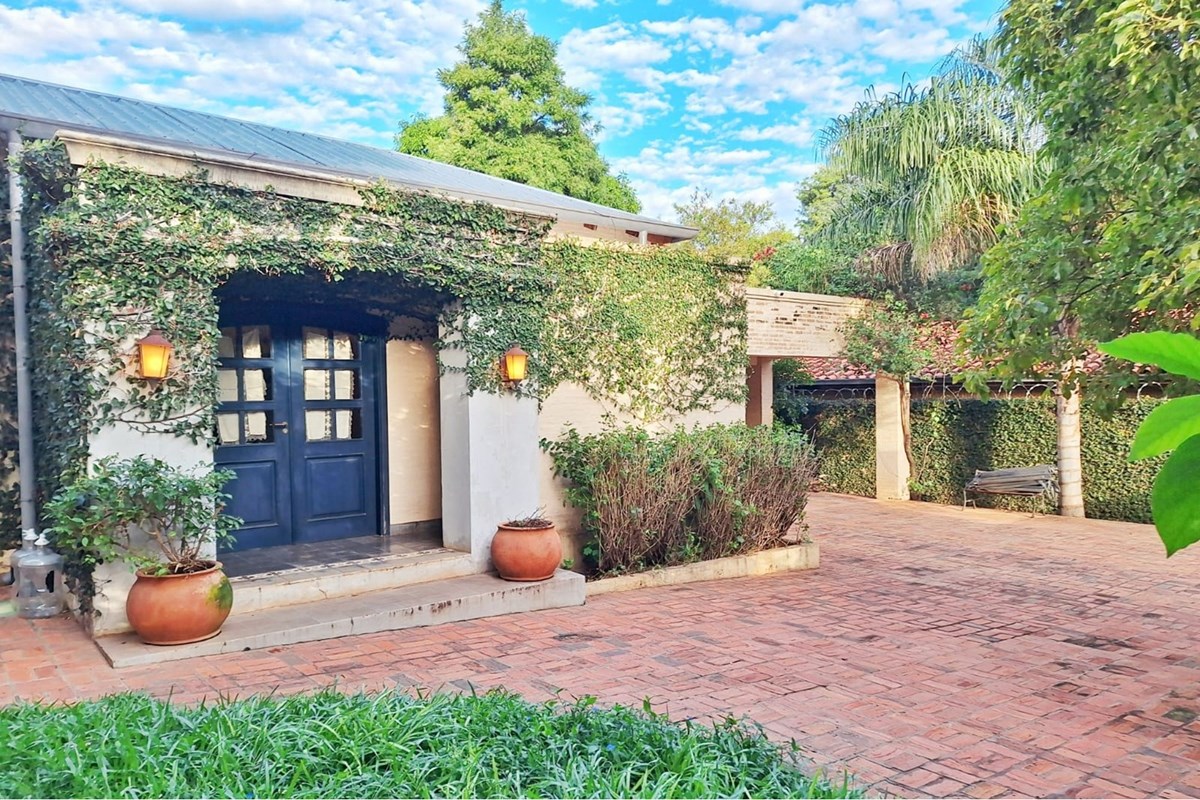 Casa à venda em Luque com estilo clássico e jardim