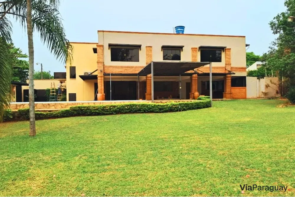 Casa à venda em Luque com piscina e quincho